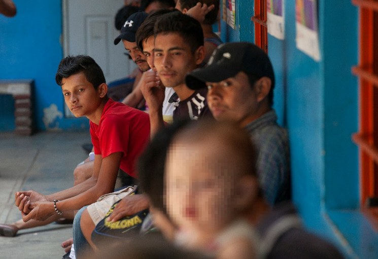 Video: Se desploma cruce de migrantes a EU y lista de espera de asilo: Ebrard