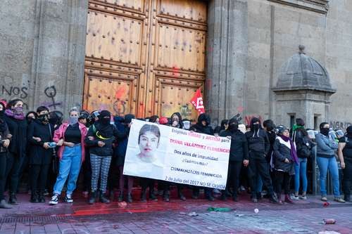 Protestan mujeres por feminicidios y ‘amarillismo’ de medios