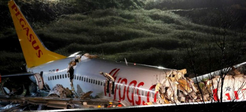 Video: Descarrila avión y se parte en dos en aeropuerto de Estanbul; 21 heridos