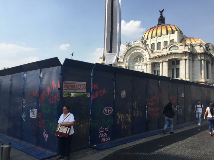 Protestas feministas se extienden en la Ciudad de México este viernes. Piden disculpa a AMLO