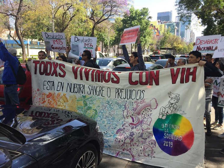 Protestas de enfermos de cáncer frente a Palacio Nacional y de VIH en la avenida Reforma