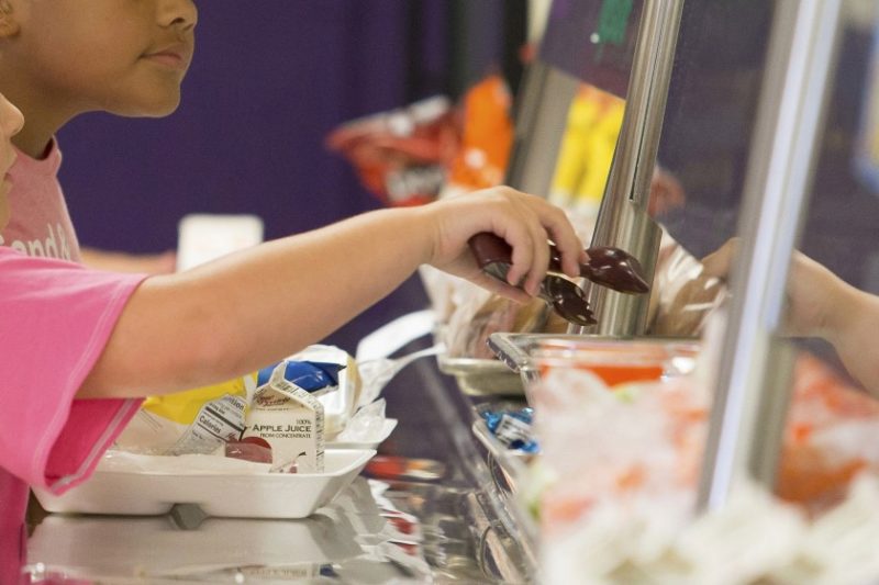 LAUSD abre 60 centros de comida gratuita para los alumnos
