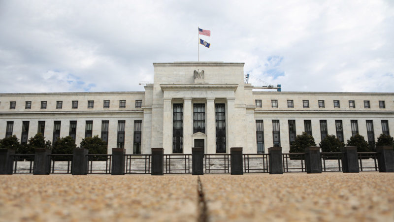 La Reserva Federal y Washington lanza programas para apoyar con hasta 800 mil millones de dólares a empleadores, consumidores, empresas, gobiernos y compra de valores
