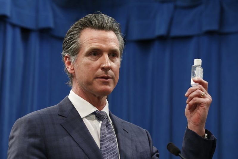 Gobernador de California prohíbe a propietarios de inmuebles desalojar inquilinos durante dos meses