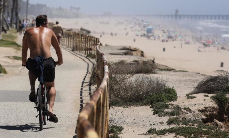 Con la pandemia en crecimiento, miles van a playas en Orange y Ventura