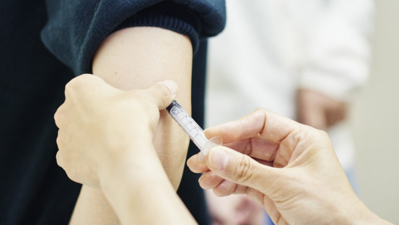 Las primeras personas se someten a las pruebas clínicas de una vacuna contra el coronavirus en el Reino Unido