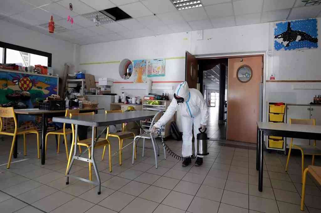 En Francia, volvieron a cerrar 70 escuelas donde se registraron casos de COVID-19, una semana después que reabrieron 40 mil planteles