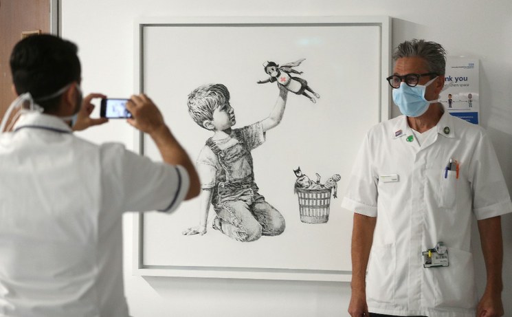 Banksy rinde homenaje al personal sanitario británico