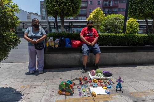 El niño Luis Angel intercambia juguetes por despensas porque su familia no tiene qué comer. Y como ellos, muchos sin ayuda del gobierno
