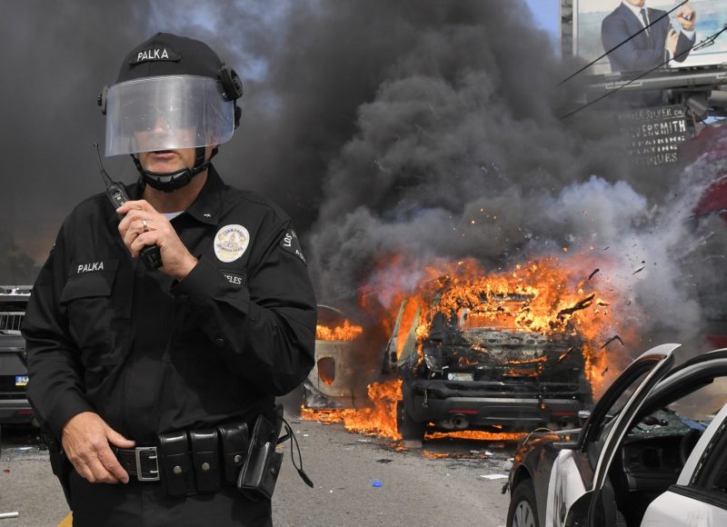 Nuevas protestas y saqueos en la cuenca angelina. Solidaridad de policías del sur de California con manifestantes pacíficos y advierten dureza contra vándalos. Al menos, 1,600 detenidos