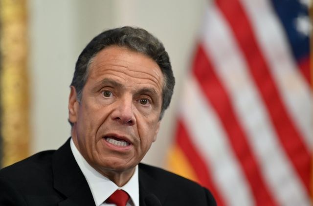 Gobernador de Nueva York amenaza con revertir desconfinamiento