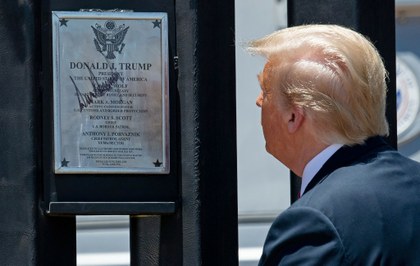 “El Muro frenó todo… La migración y el COVID”, aseguró Trump ante el Muro