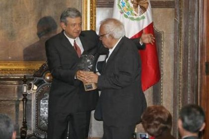 El presidente López Obrador evoca a Monsiváis; anuncia programa conmemorativo en su honor