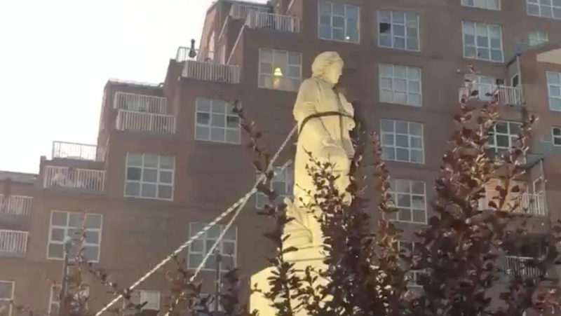 Derriban y arrojan al mar en EE.UU. un monumento a Colón el Día de la Independencia en Baltimore