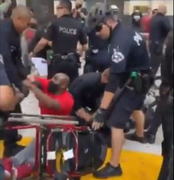 Video: Policías angelinos reprimen a un activista discapacitado de Black Lives Matter. Lo tiraron de su silla de ruedas y golpearon
