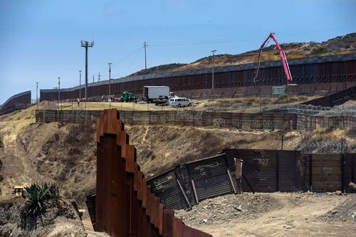 Dice Trump que la construcción del muro ha reducido cruce de migrantes