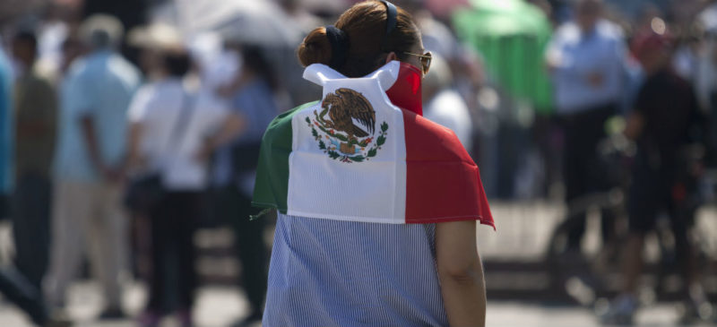 Mexicanos inmigrantes aumentan el envio de dinero a los suyos en su país, pese a la pandemia