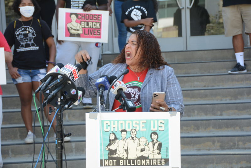 Videos: Lideresa de maestros , Cecily Myart- Cruz, pide al gobierno y legisladores aprobar un plan masivo de ingresos y recuperación de californianos y escuelas