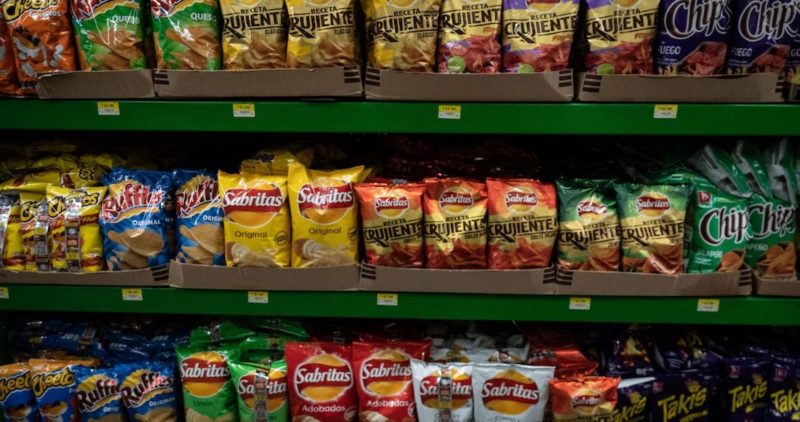 Sheinbaum afirma que evaluarán con diputados prohibir la venta de comida chatarra y bebidas azucaradas a niños de la Ciudad de México