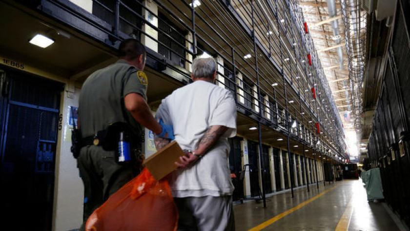 California libera a convictos de asesinato para evitar que el coronavirus los mate en las cárceles
