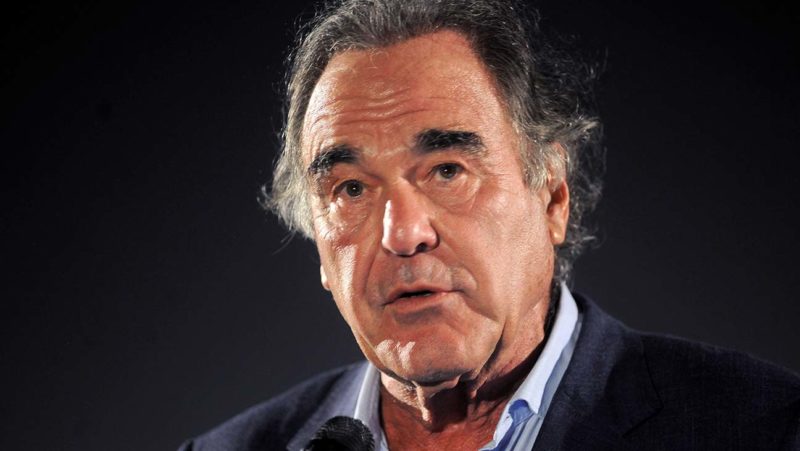 El cineasta Oliver Stone pide Nobel para médicos cubanos