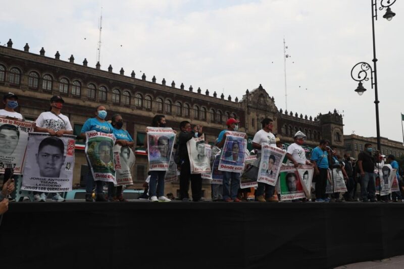 Detienen a ex policía federal por desaparición de estudiantes de Ayotzinapa