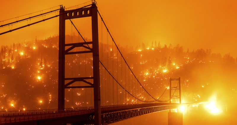 Videos: Viento y calor avivan las llamas, y cientos de miles en California sufren la devastación. Tres muertos