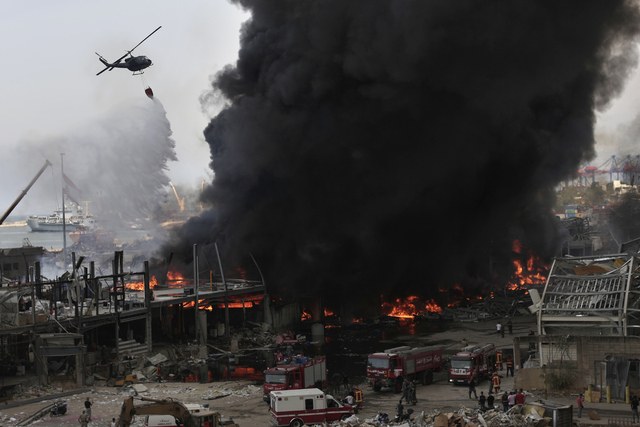 A semanas de las explosiones, fuerte incendio en el puerto de Beirut