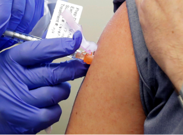 México podría sorprender con su propia vacuna contra COVID-19 en la primavera de 2021, dice especialista a Reuters