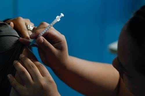 Alerta Cofepris contra falsificación y venta irregular de vacunas contra influenza