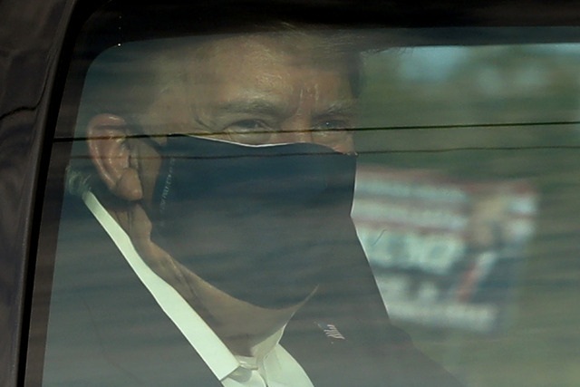 Trump sorprende y sale del hospital a pasear en auto