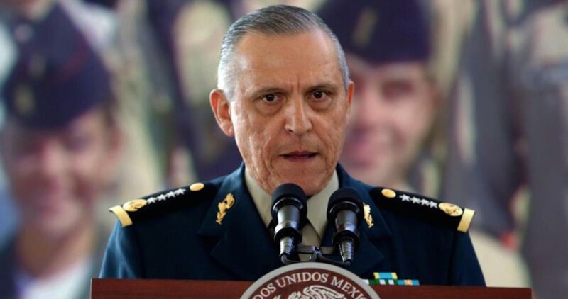 El General Salvador Cienfuegos está a un paso de regresar: la Jueza ordena retirarle cargos