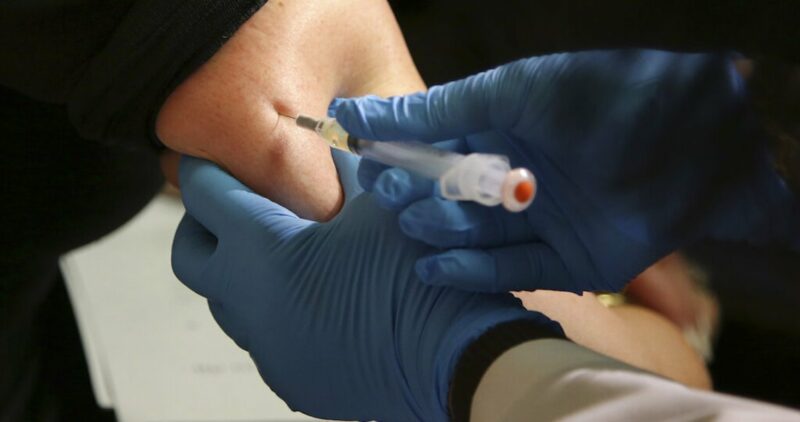 La próxima semana, Reino Unido aprobaría vacuna contra COVID-19 de Pfizer, dice Financial Times
