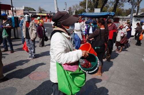 Sin trabajo y sin dinero, cientos acuden por comida gratis a comedores públicos en Iztapalapa