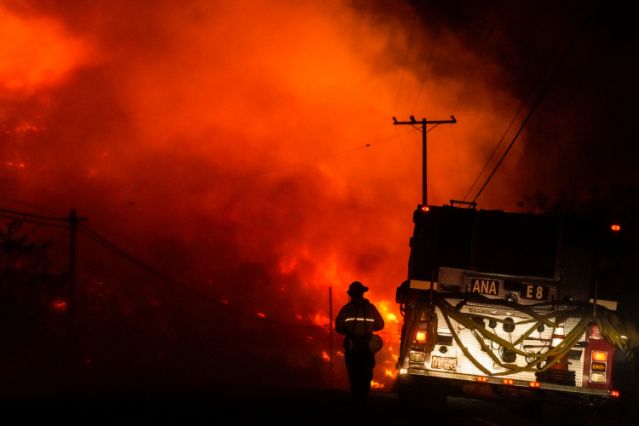 Videos: Incendio forestal Bond en Orange se extiende a 3,600 acres esta mañana. Miles de evacuados