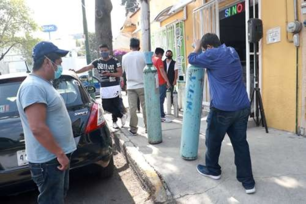 Video: Calvario en la capital del país para comprar tanques de oxígeno
