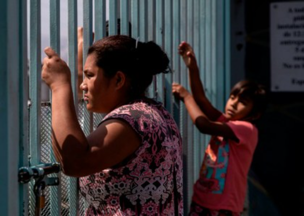 Guardias de mujeres migrantes en El Paso, Texas, abusaron sexual y sistemáticamente de ellas