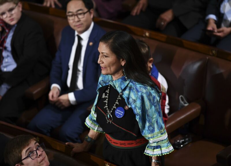 Biden nominará a diputada indígena como secretaria del Interior