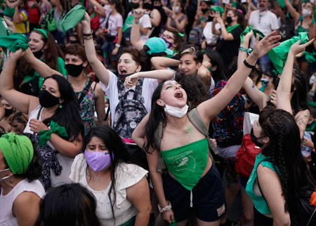 Avanza el aborto legal en Argentina con el aval de diputados; falta votación del Senado