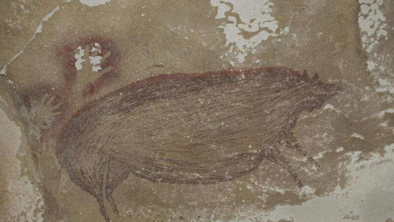 Encuentran el arte rupestre más antiguo del mundo, calculado en 45.500 años de antigüedad, en una cueva de Indonesia