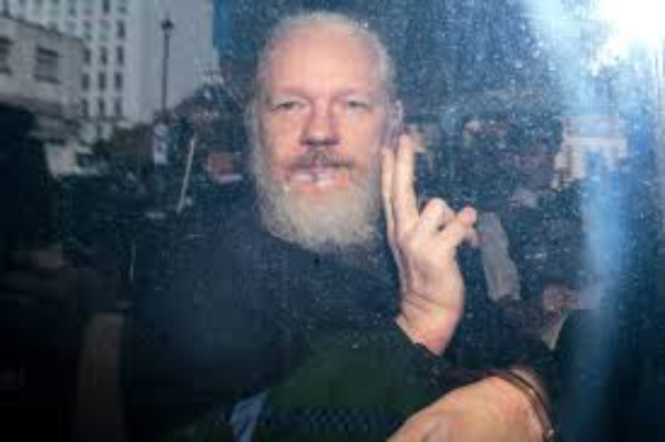AMLO ofrece asilo político a Julian Assange, titular de WikiLeaks, luego de que la justicia británica decidió no extraditarlo a EU