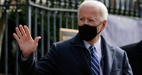 Biden restablece prohibición de entrada a viajeros procedentes de 30 países para contener COVID