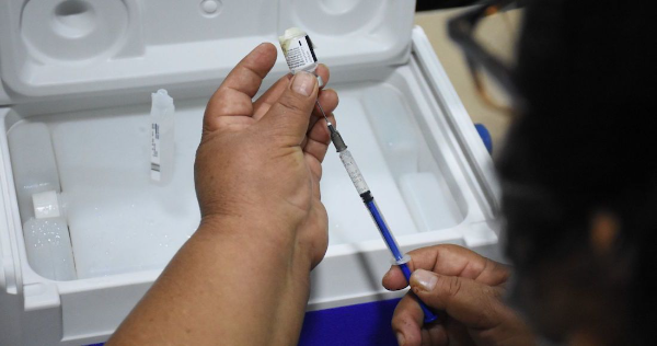 Pfizer y AstraZeneca dicen a los gobernadores del PAN: vacunas no hay hasta diciembre o en 2022