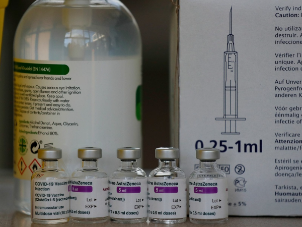 Vacuna Oxford/AstraZeneca funciona contra variante británica, reportan