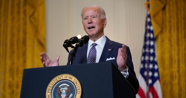 “Hay luz en la oscuridad”, dice Biden durante homenaje al medio millón de muertos por COVID en EU