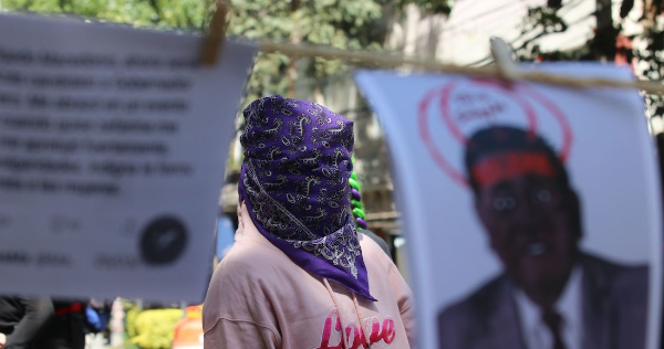 Mujeres lanzan bombas molotov y petardos a casa de campaña de Félix Salgado en Chilpancingo