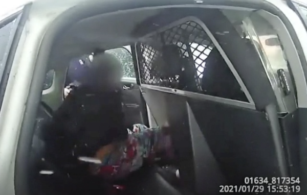 Video: Suspenden a policías de NY que lanzaron gas pimienta y esposaron a una niña de 9 años