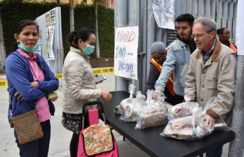 Más de 114 millones de comidas ha distribuido gratuitamente el distrito escolar angelino entre estudiantes, familias y la comunidad golpeada por la pandemia