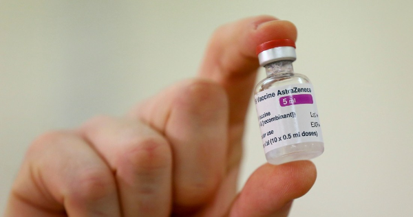 Varios países detienen la vacuna de AstraZeneca por casos de trombos. Inglaterra la defiende