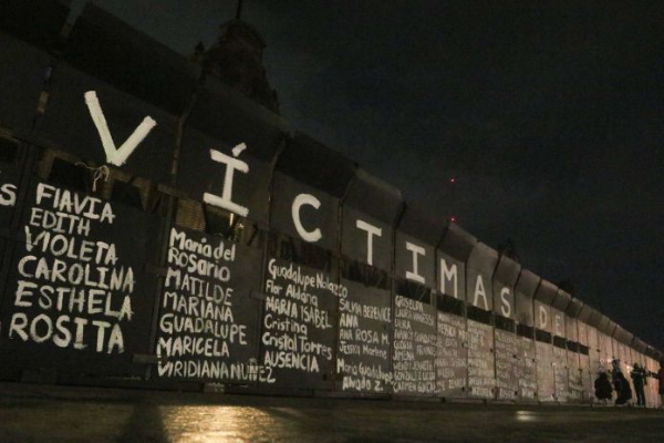 Colectivos feministas pintan vallas de Palacio Nacional con nombres de víctimas